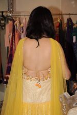 Anjana Sukhani shops at Archana Kocchar store in Juhu, Mumbai on 18th Oct 2011 (50).JPG